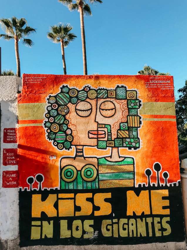 street art in Los Gigantes, Tenerife: a couple kissing